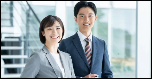 親身に対応する男女アドバイザーの笑顔。個別サポートをイメージ。