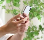 自宅で携帯から申し込む様子。気軽な無料相談のイメージ。