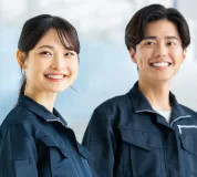 女性と男性が笑顔で仕事をしている様子。入寮後に仕事が始まるイメージ。