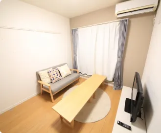 家具や家電が揃った清潔な寮の部屋のイメージ